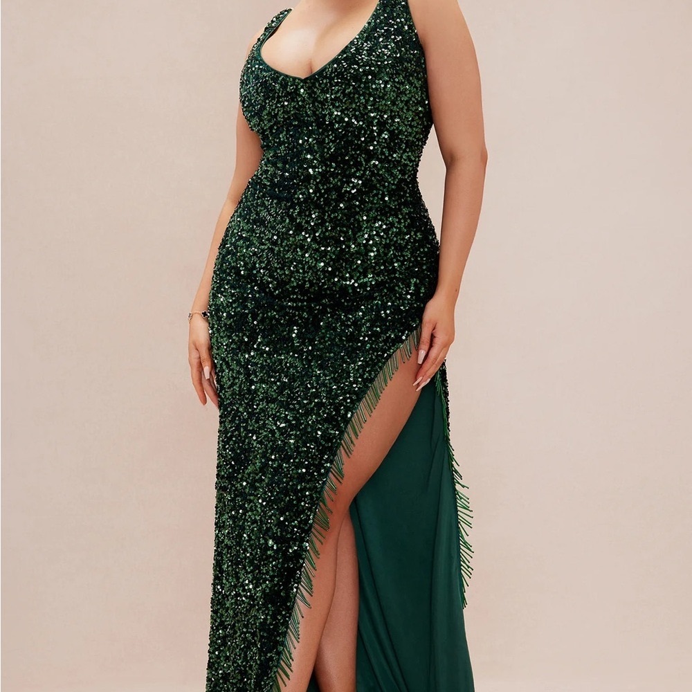 Elegant Green Sequin Evening Dress - Picture 3 of 4